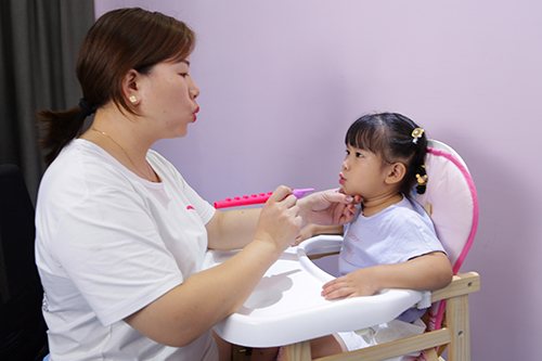 孩子總把“哥哥”說成“的的”是怎么回事？