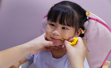 2歲小孩不說話但能聽懂怎么辦？