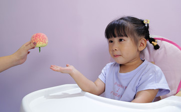 語言訓(xùn)練過程中需要讓孩子看書嗎？