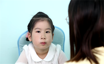 小孩口吃怎么糾正？