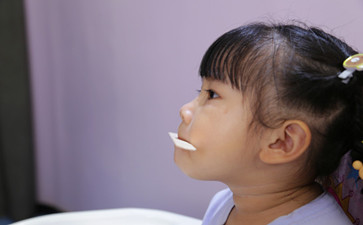小孩有點(diǎn)口吃怎么辦？